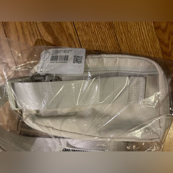 Lululemon everywhere Belt Bag in white Opal.  Will consider trade to diff color - Picture 5 of 5